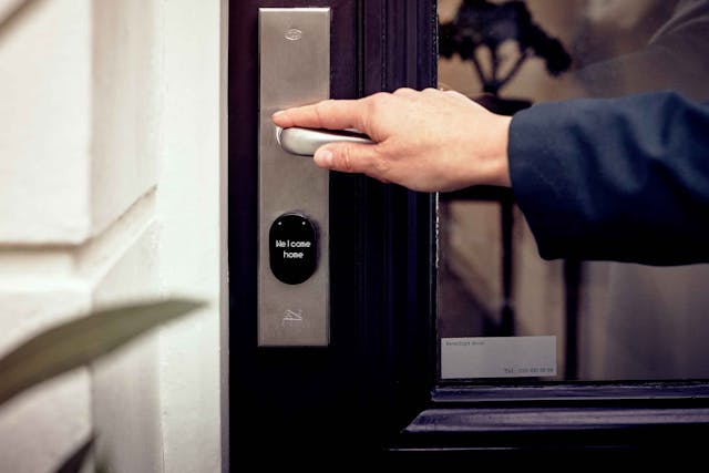 Person opening a door handle with a smart lock